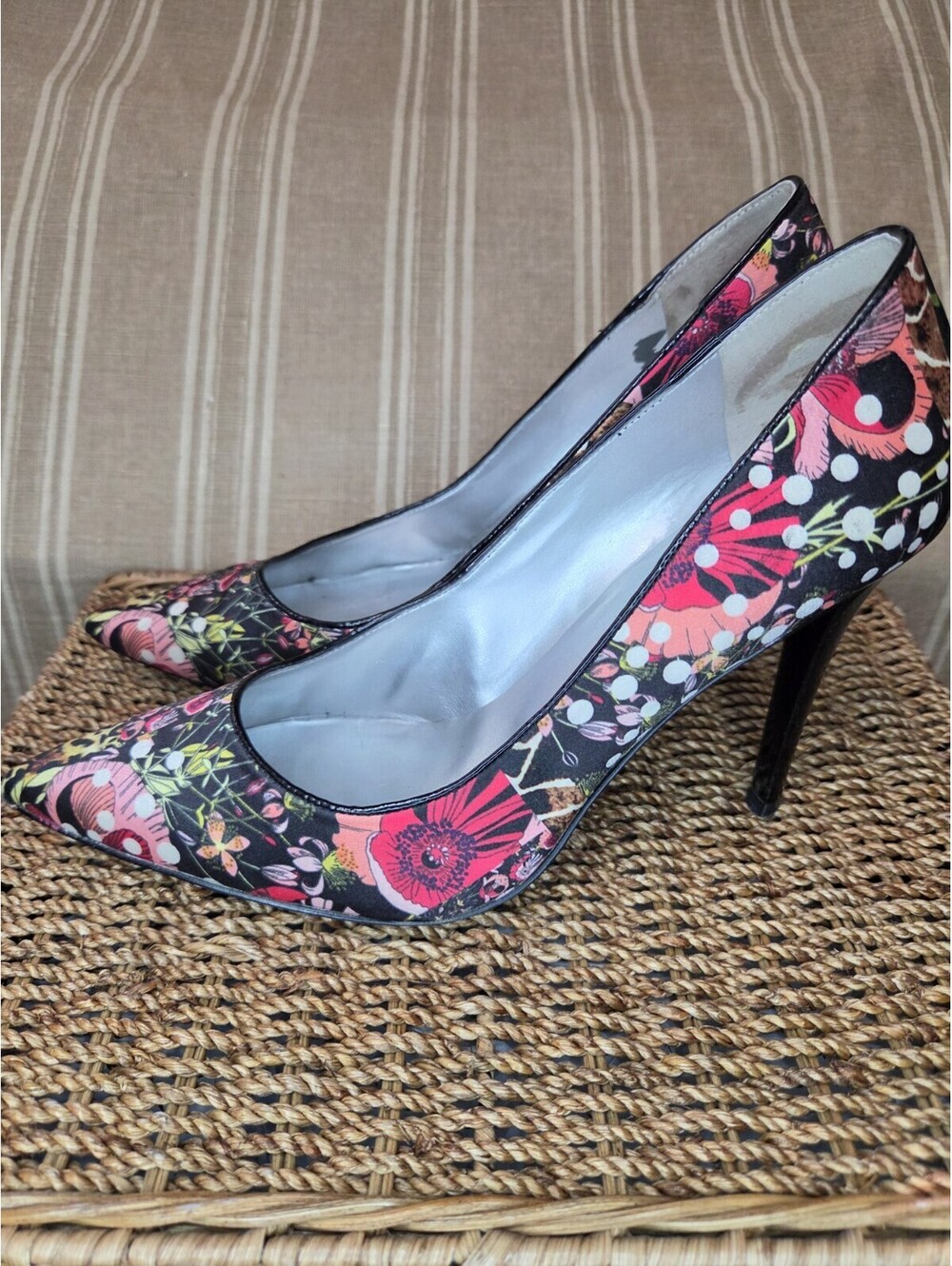 Guess Stiletto Pumps  multicolor floral print with a classic pointed toe 8.5